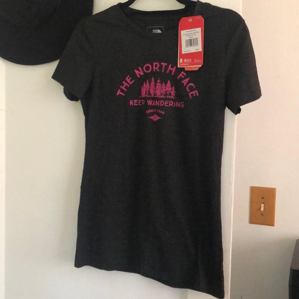 Brand new Northface tee!!